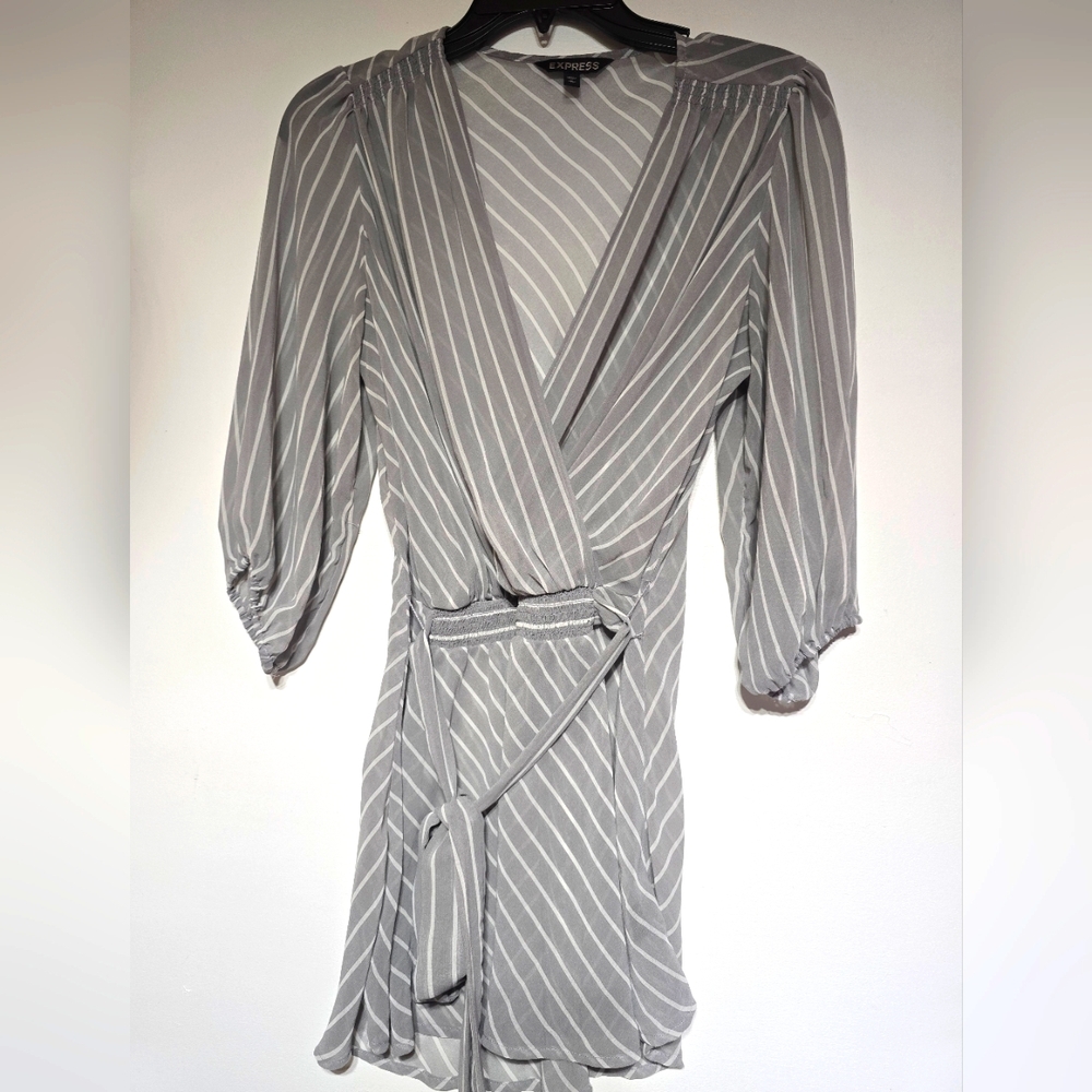 EXPRESS Sheer Gray & White Striped V-Neck Top. Size M